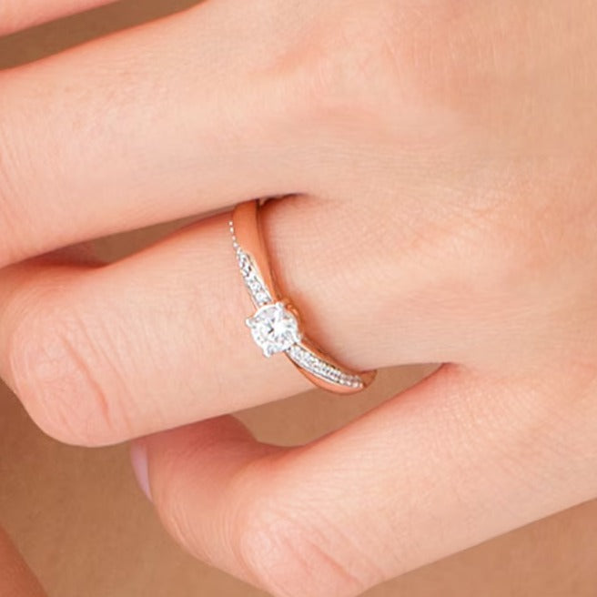 0.33 ct. Gesamtgewicht Diamant-Verlobungsring als Solitär mit seitlichem Besatz in 10K Roségold