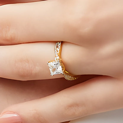 1,38 ct. Gesamtgewicht Verlobungsring mit Labordiamanten im Princess- und Rundschliff, Halo, in 14K Gelbgold (I/SI2)