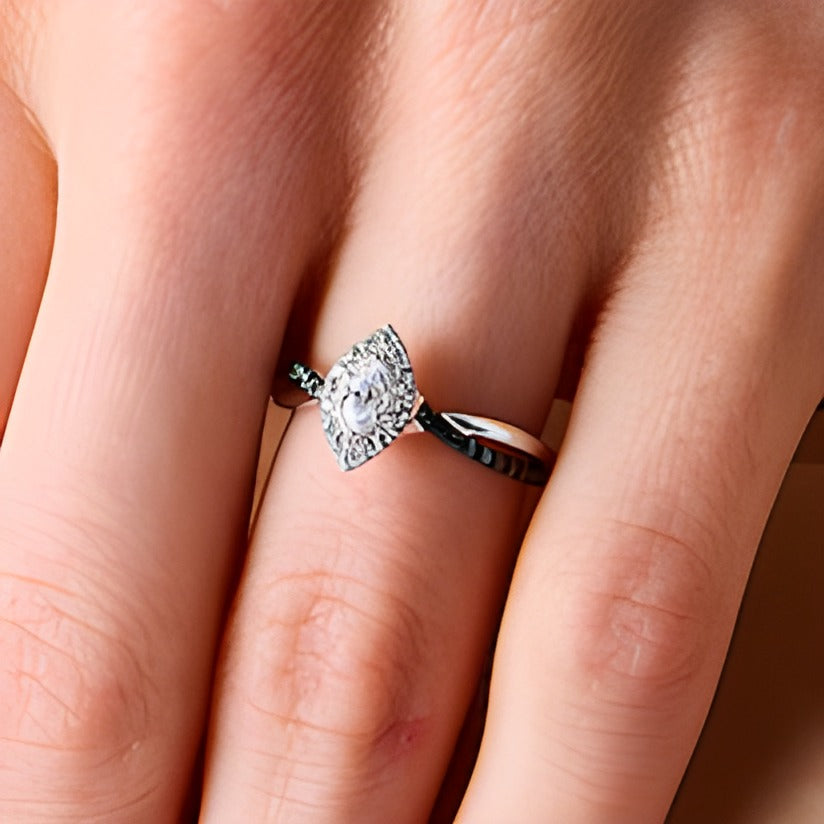 0.5 ct. Gesamtgewicht Verlobungsring mit Diamanten im Marquise- und Rundschliff in Halo-Fassung aus 14K Weißgold