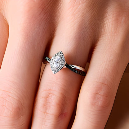 0.5 ct. Gesamtgewicht Verlobungsring mit Diamanten im Marquise- und Rundschliff in Halo-Fassung aus 14K Weißgold