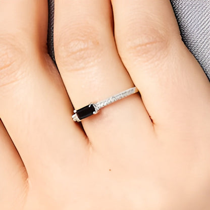 Fashion-Ring mit Baguette-Onyx quer und 0,1 ct. Gesamtgewicht Diamanten in Pavé aus 10K Weißgold