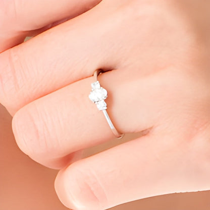 0.5 ct. Gesamtgewicht Verlobungsring Dreistein mit Diamanten im Oval- und Rundschliff in 14K Weißgold