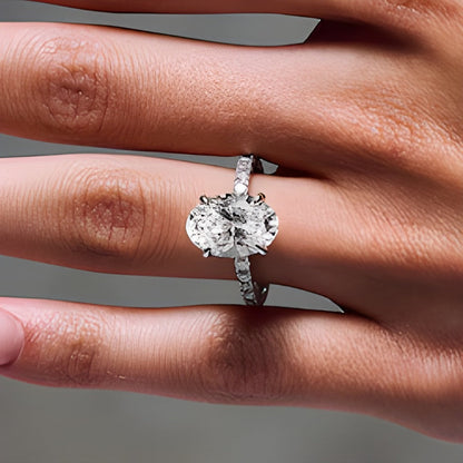4.5 CT. TW Solitär mit seitlichem Besatz Verlobungsring mit ovalem Labordiamant in 14K Weißgold (F/VS2)