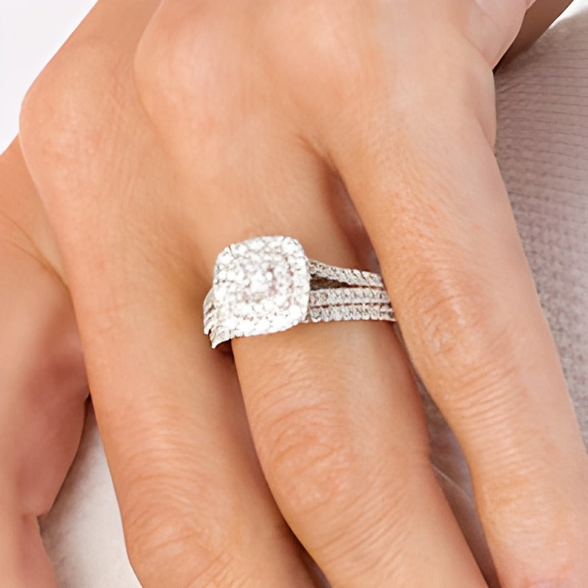 1.0 ct. Gesamtgewicht Diamant Brautset mit doppeltem Kissenschliff-Rahmen mehrreihig in 10K Weißgold