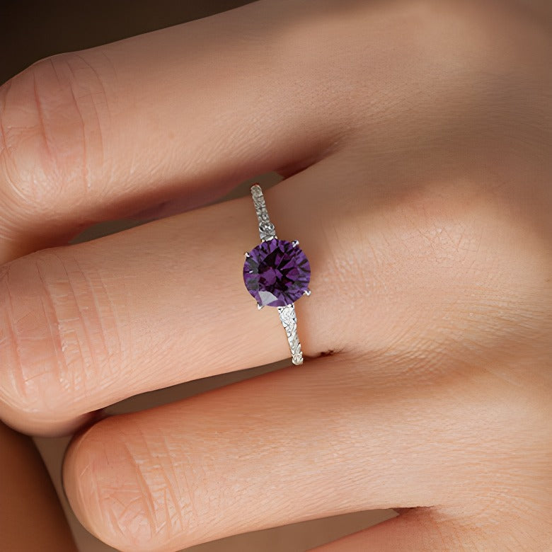 7,0mm Alexandrit und 0,13 ct. Gesamtgewicht Diamant Solitär mit seitlichem Besatz in 10K Weißgold