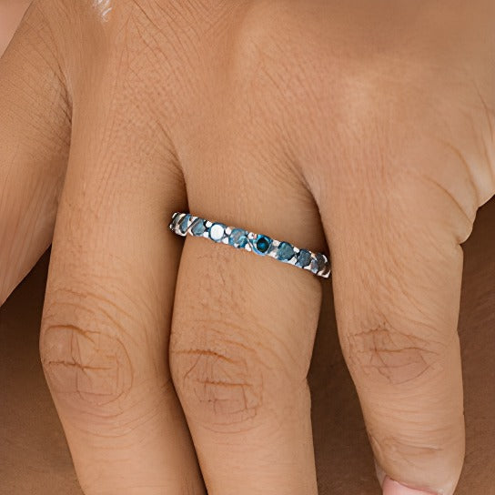 1.0 ct. Gesamtgewicht behandelter blauer Diamant Memoire-Ring in 14K Weißgold