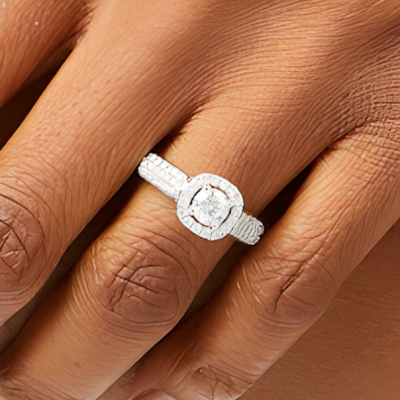 1.0 CT. Gesamtgewicht Diamant Verlobungsring mit Halo im Kissenschliff, dreireihig, in 14K Weißgold (I/I1)