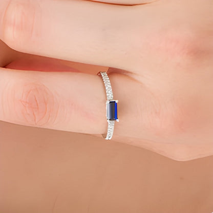 Fashion-Ring mit Baguette-Labor-Saphir in Blau und 0,1 ct. Gesamtgewicht Diamanten in 10K Weißgold