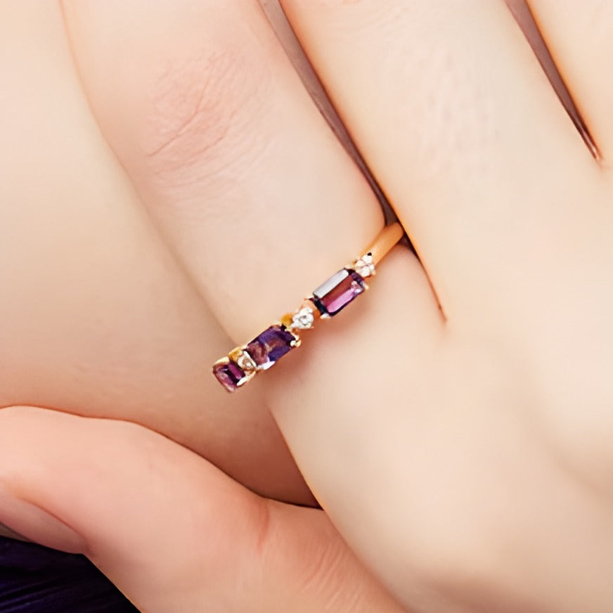 Dreistein-Ring mit quer gesetztem Amethyst im Smaragdschliff und Diamanten 0,07 ct. Gesamtgewicht in 10K Gelbgold