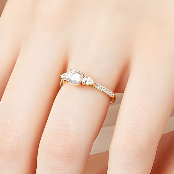 0.75 ct. Gesamtgewicht Multi-Diamant Dreistein-Verlobungsring in 10K Gelbgold