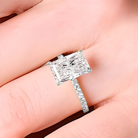 4.25 ct. Gesamtgewicht Labordiamant im Radiant-Schliff Solitär mit seitlichem Besatz in Platin (F/VS2)