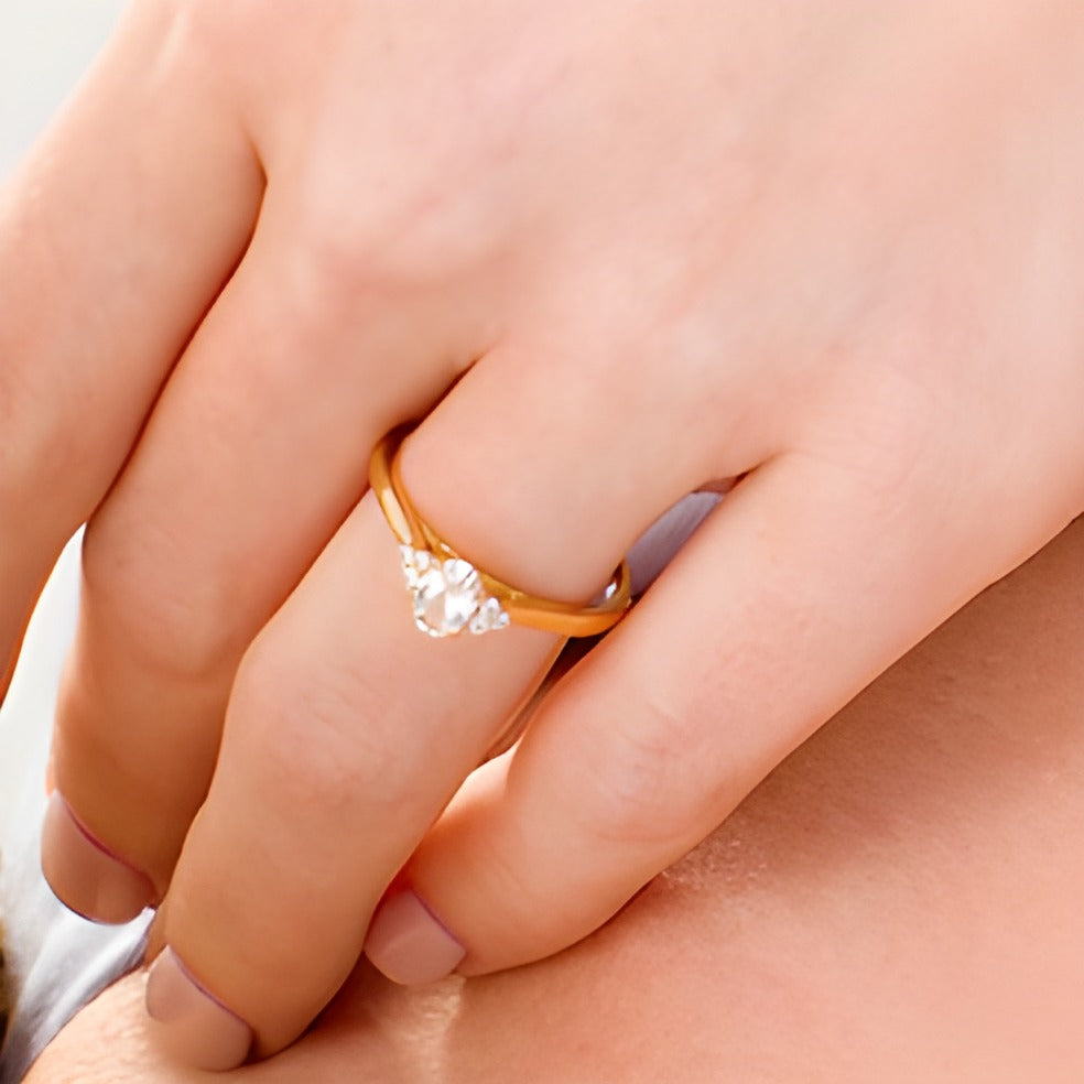 0.63 ct. Gesamtgewicht Verlobungsring mit ovalem Diamant und seitlichem Besatz in 14K Gelbgold