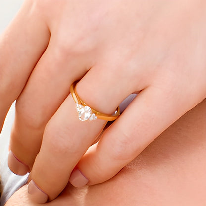 0.63 ct. Gesamtgewicht Verlobungsring mit ovalem Diamant und seitlichem Besatz in 14K Gelbgold