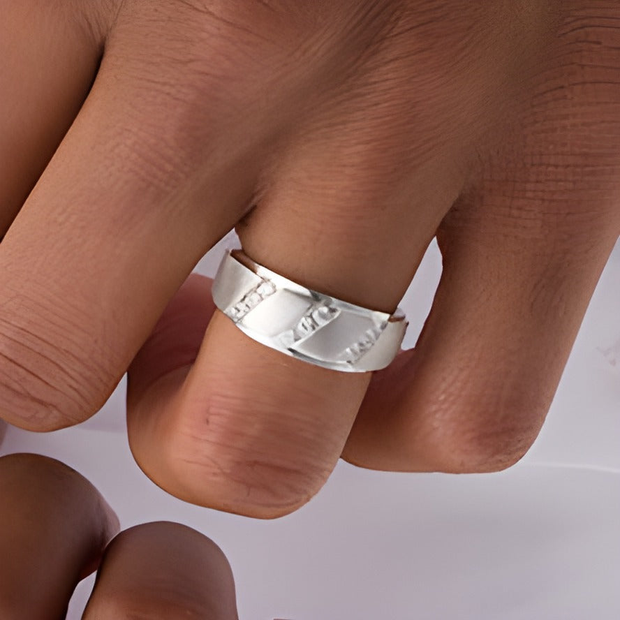0.33 ct. Gesamtgewicht Diamant-Ring dreireihig mit abgeschrägter Kante und Multi-Finish in 10K Weißgold