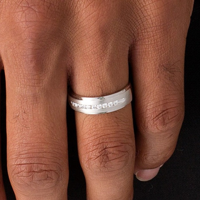 Ehering mit weißen Diamanten 0.25 ct. Gesamtgewicht in 10K Weißgold mit Satin-Finish