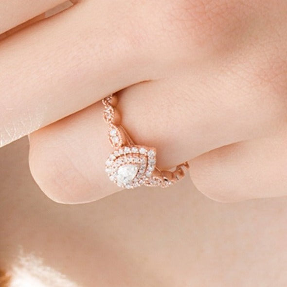 0,38 ct. Gesamtgewicht Verlobungsring mit weißen Diamanten im Tropfen- und Rundschliff und Halo in 10K Roségold