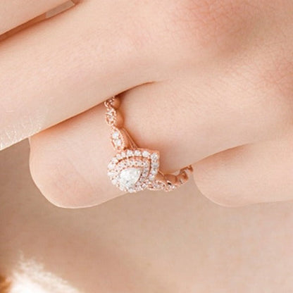 0,38 ct. Gesamtgewicht Verlobungsring mit weißen Diamanten im Tropfen- und Rundschliff und Halo in 10K Roségold