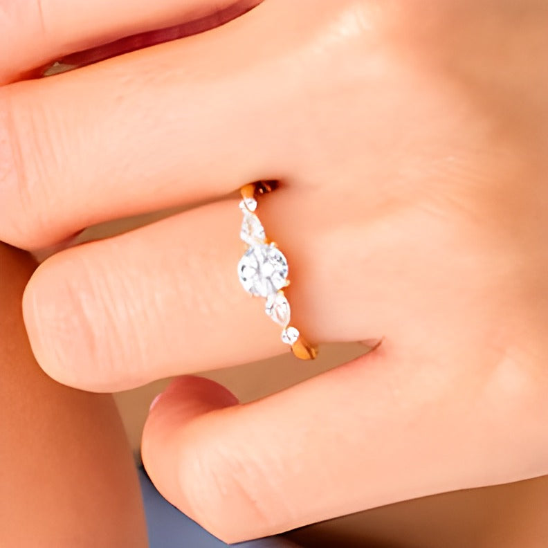 Solitär mit seitlichem Besatz mit rundem und tropfenförmigem Diamant 1.0 CT. Gesamtgewicht in 14K Gelbgold