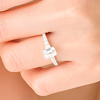 Solitär mit seitlichem Besatz mit Diamant und Smaragd im Smaragdschliff und Baguette 1.33 ct. Gesamtgewicht für Damen aus 14K Weißgold