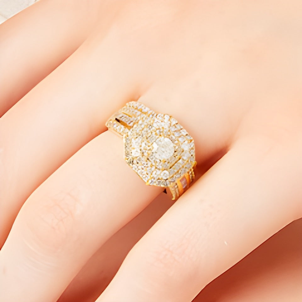 Brautset mit Diamanten in rund, Baguette & Kissenschliff, dreireihiger Oktagon-Fassung, 1.5 ct. Gesamtgewicht, 10K Gelbgold