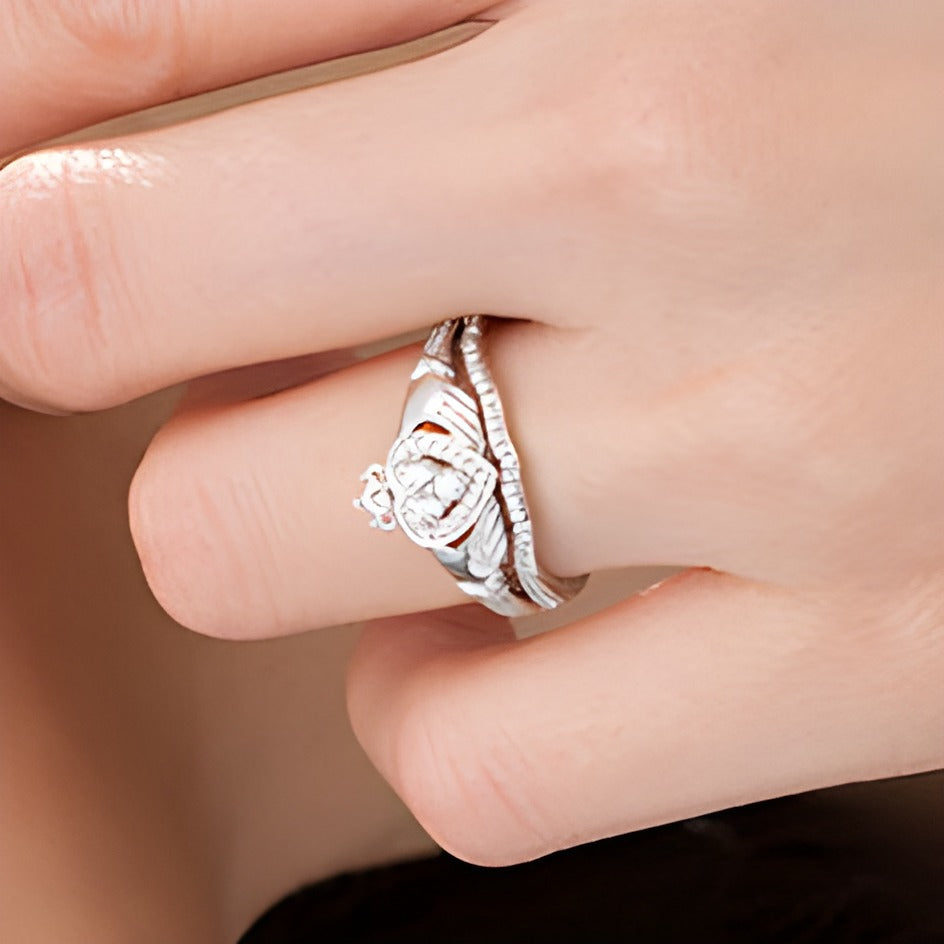 0,25 ct. Gesamtgewicht Komposit-Diamant Claddagh Braut-Set in 10K Weißgold