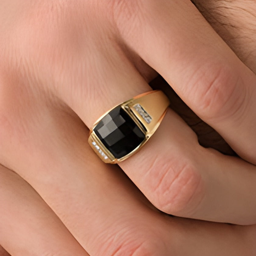 Fashion-Ring mit Onyx im Rechteckschliff und Diamant-Besatz in 10K Gelbgold