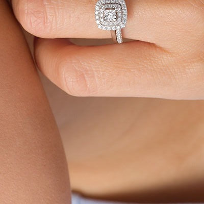 Brautset mit Diamanten im Rund- und Kissenschliff, 0.25 ct. Gesamtgewicht, doppelter Kissen-Rahmen, in 10K Weißgold