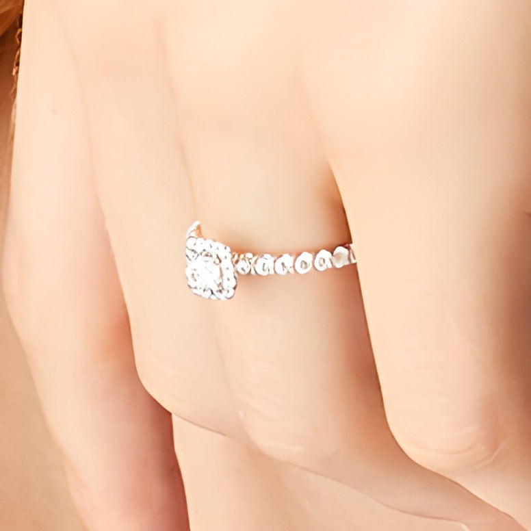 0,75 ct. Gesamtgewicht Diamant Halo-Verlobungsring in 14K Weißgold