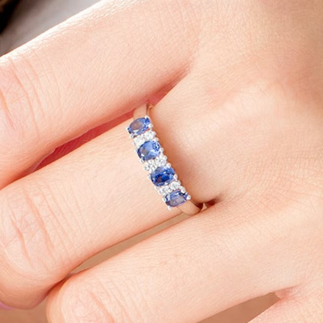 Ring mit ovalem blauem Saphir und Diamanten 0,1 ct. Gesamtgewicht im Vierstein-Wechseldesign in 14K Weißgold