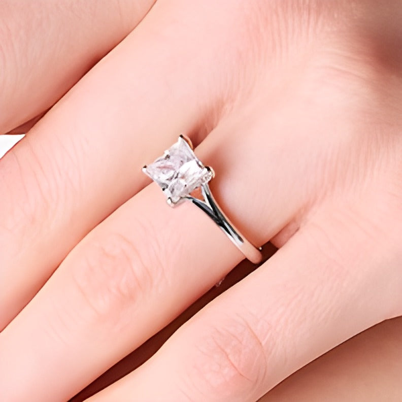 2.0 CT. TW Verlobungsring Solitär mit Split-Shank und Labordiamant im Princess-Schliff in 14K Weißgold (F/VS2)