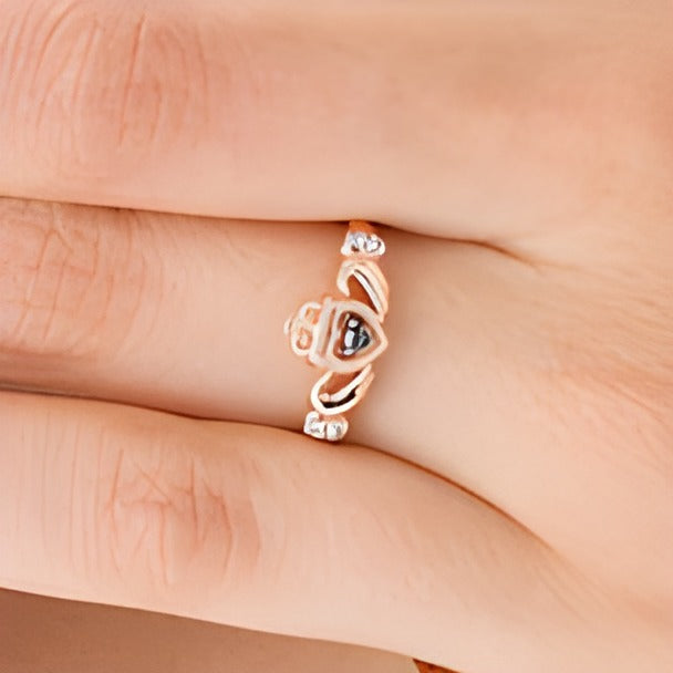 0,05 ct. Gesamtgewicht behandelter schwarzer und weißer Diamant Claddagh-Ring in 10K Roségold