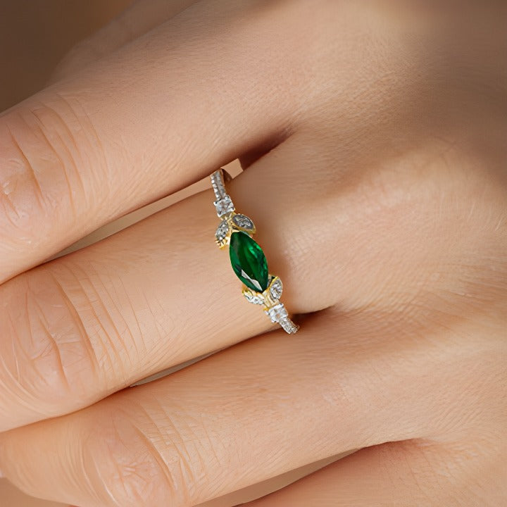 Solitär mit seitlichem Besatz mit Marquise-Labor-Smaragd und 0,1 ct. Gesamtgewicht Diamanten in 10K Gelbgold für Damen