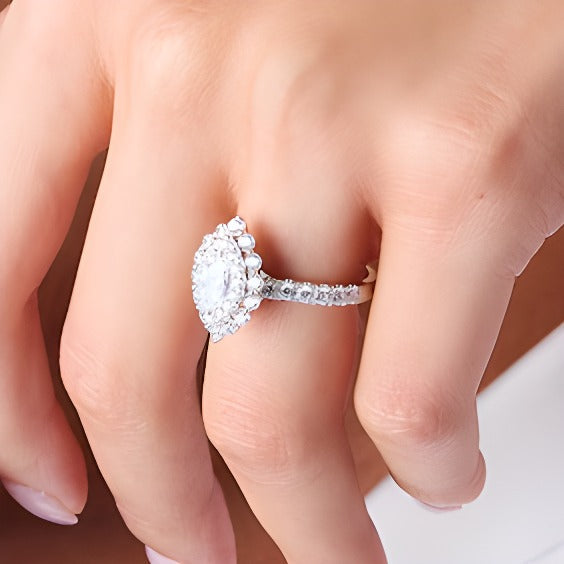 1.5 CT. Gesamtgewicht Halo-Verlobungsring mit Diamanten im Marquise- und Rundschliff in 14K Weißgold