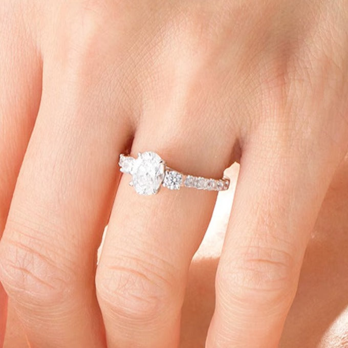 1,75 ct. Gesamtgewicht Dreistein-Verlobungsring mit Diamanten in Oval und rund in 14K Weißgold
