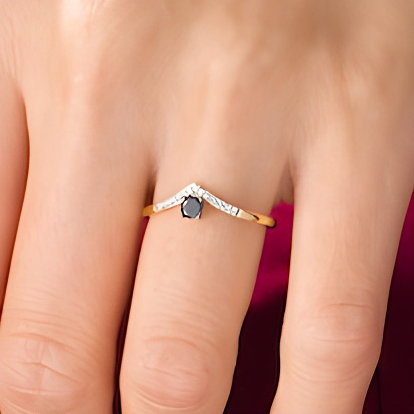 0.2 ct. Gesamtgewicht behandelter schwarzer und weißer Diamant Chevron Freundschaftsring in 10K Gelbgold