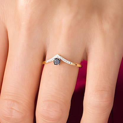 0.2 ct. Gesamtgewicht behandelter schwarzer und weißer Diamant Chevron Freundschaftsring in 10K Gelbgold