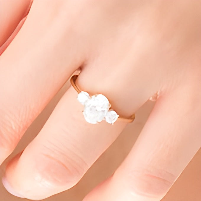 1,25 ct. Gesamtgewicht Dreistein-Verlobungsring mit Diamanten in Oval und rund aus 14K Gelbgold