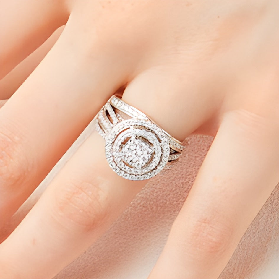 1.0 CT. TW Braut-Set mit weißen Diamanten im Kissenschliff und rund, dreireihiger geteilter Schiene in 10K Weißgold