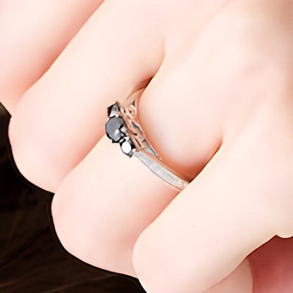 0,5 ct. Gesamtgewicht behandelter schwarzer und weißer Diamant Dreistein-Verlobungsring aus rhodiniertem Sterlingsilber