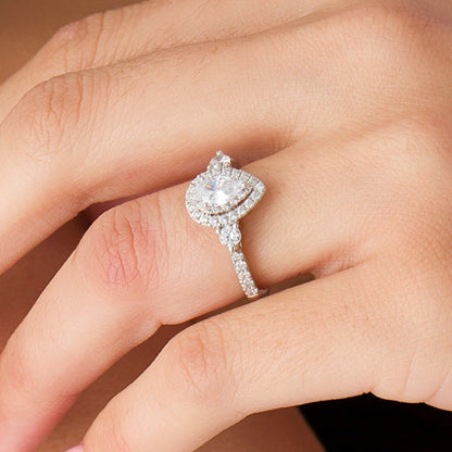 1,17 ct. Gesamtgewicht Dreistein-Verlobungsring mit tropfenförmigen und runden Diamanten in 14K Weißgold (I/I2)