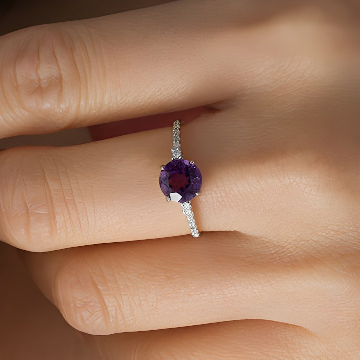 7.0mm Amethyst und 0,13 ct. Gesamtgewicht Diamant Solitär mit seitlichem Besatz in 10K Weißgold
