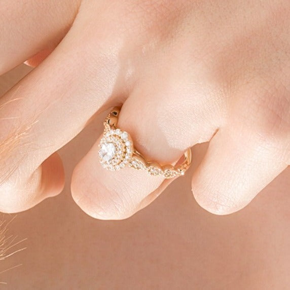 0.38 ct. Gesamtgewicht Verlobungsring mit ovalem Diamant im Art-Déco-Vintage-Stil mit doppeltem Halo in 10K Gelbgold