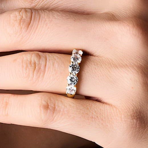 2.0 ct. Gesamtgewicht Memoire-Ring mit fünf Labordiamanten in 10K Gelbgold (F/VS2)