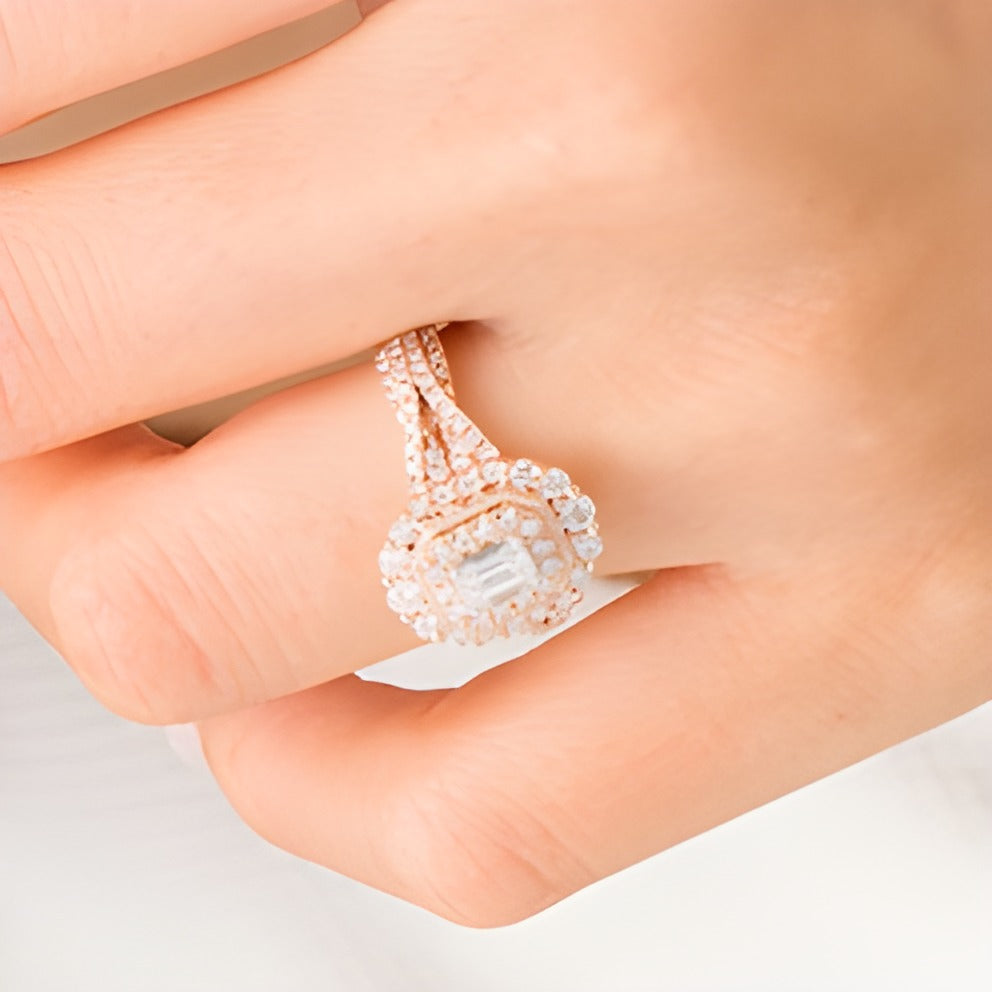 1.0 CT. TW Halo-Verlobungsring im Vintage-Stil mit Diamant im Smaragdschliff und doppeltem achteckigem Rahmen sowie geteilter Schiene aus 14K Roségold