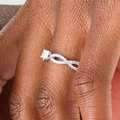 0.5 CT. TW Verlobungsring mit Diamanten im Princess-Schliff und Infinity-Twist-Schiene in 10K Weißgold