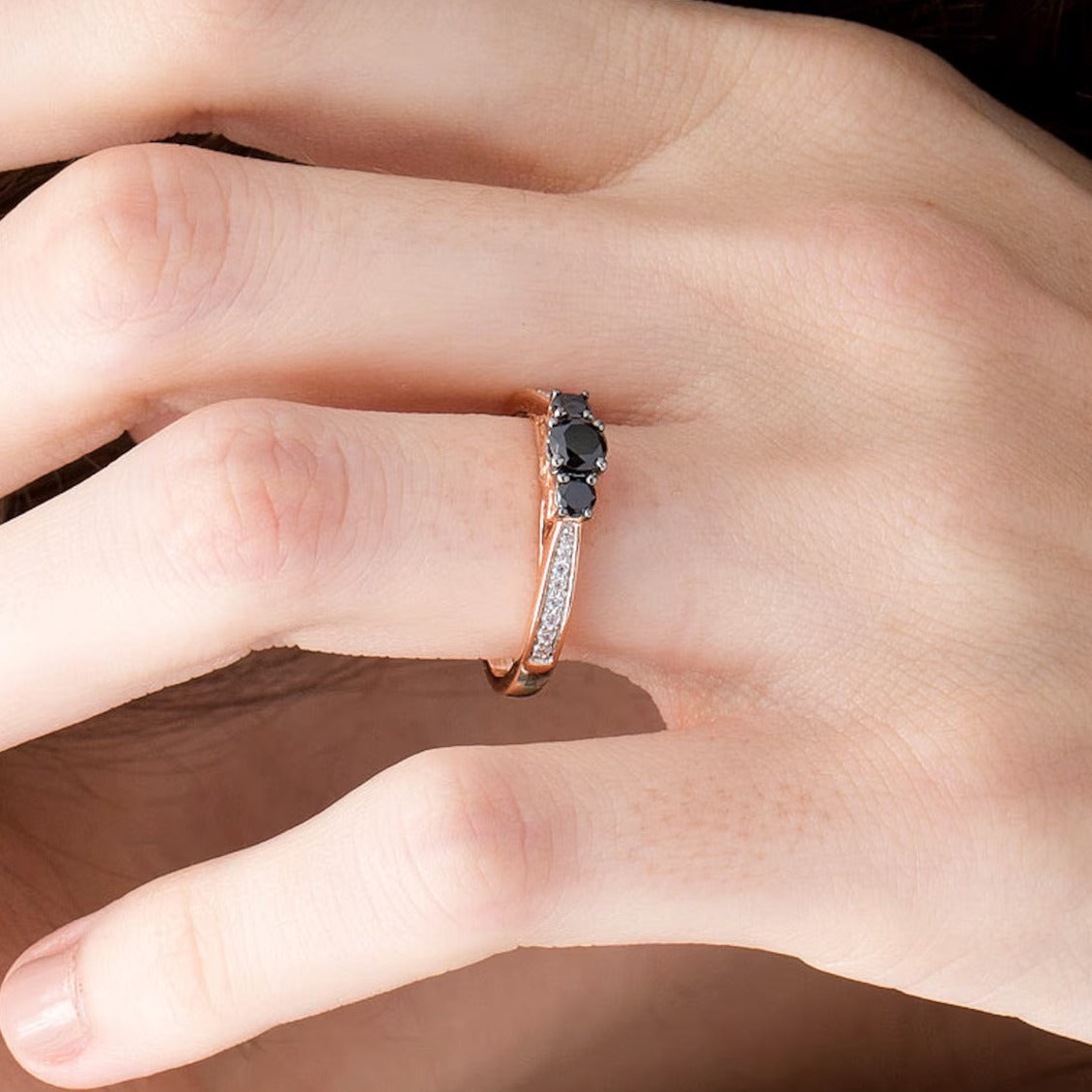 0.5 CT. Gesamtgewicht behandelter schwarzer und weißer Diamant Dreistein-Verlobungsring in 10K Roségold