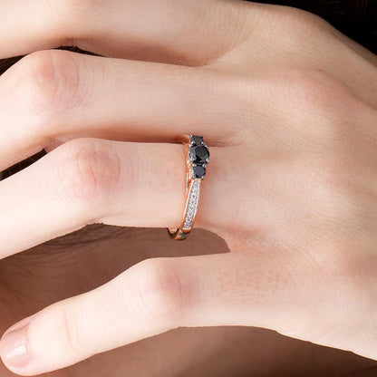 0.5 CT. Gesamtgewicht behandelter schwarzer und weißer Diamant Dreistein-Verlobungsring in 10K Roségold