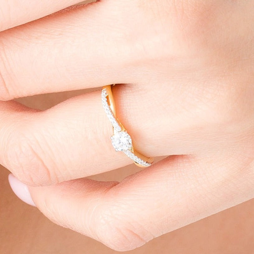 Verlobungsring mit gedrehter Ringschiene 0,33 ct. Gesamtgewicht Diamant, Solitär mit seitlichem Besatz, in 10K Gelbgold