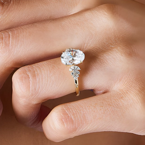 3,33 ct. Gesamtgewicht Verlobungsring Solitär mit seitlichem Besatz mit ovalem Labordiamant in 14K Gelbgold (F/VS2)
