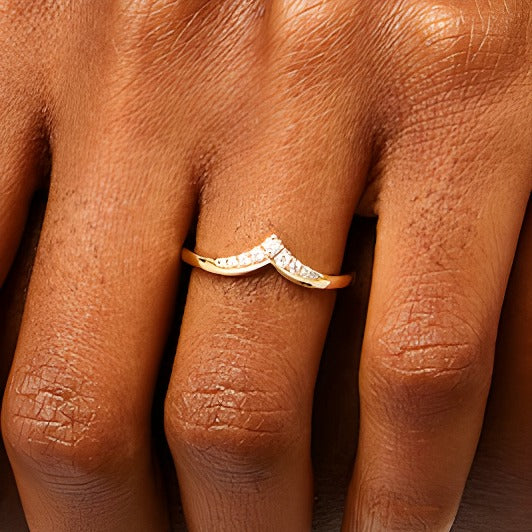 0,13 ct. Gesamtgewicht Diamant Memoire-Ring mit abgestuftem Chevron-Design in 10K Gelbgold